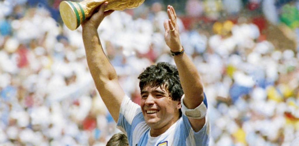 Diego Armando Maradona con in mano una coppa dopo una vittoria