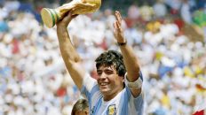 Diego Armando Maradona con in mano una coppa dopo una vittoria