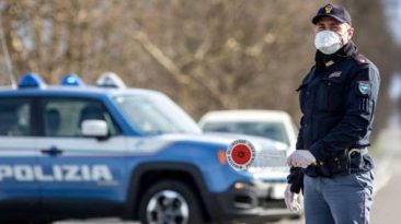 Macchina polizia con poliziotto con paletta in mano
